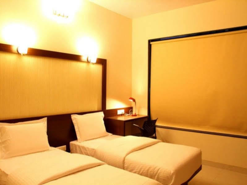 Hotel Eco Inn Viman Nagar Pune Esterno foto